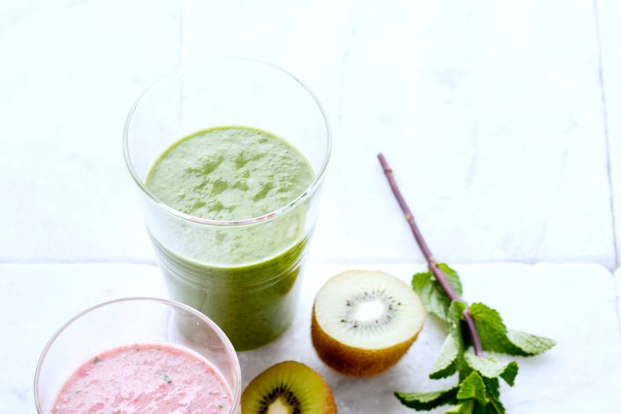Smoothie met kiwi, avocado, veldsla en basilicum