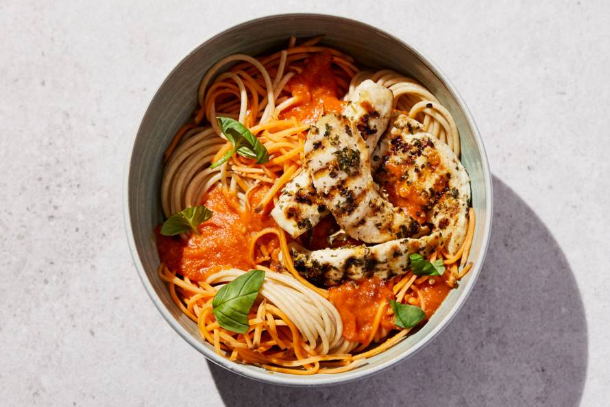Gegrilde kip met zoete-aardappelspaghetti en tomatensaus