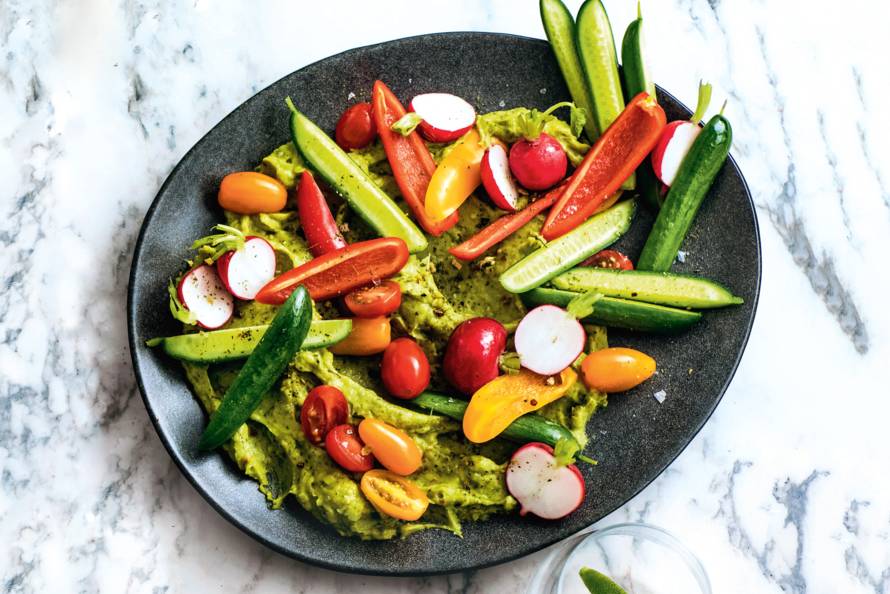 Kruidige avocadodip met snoepgroenten