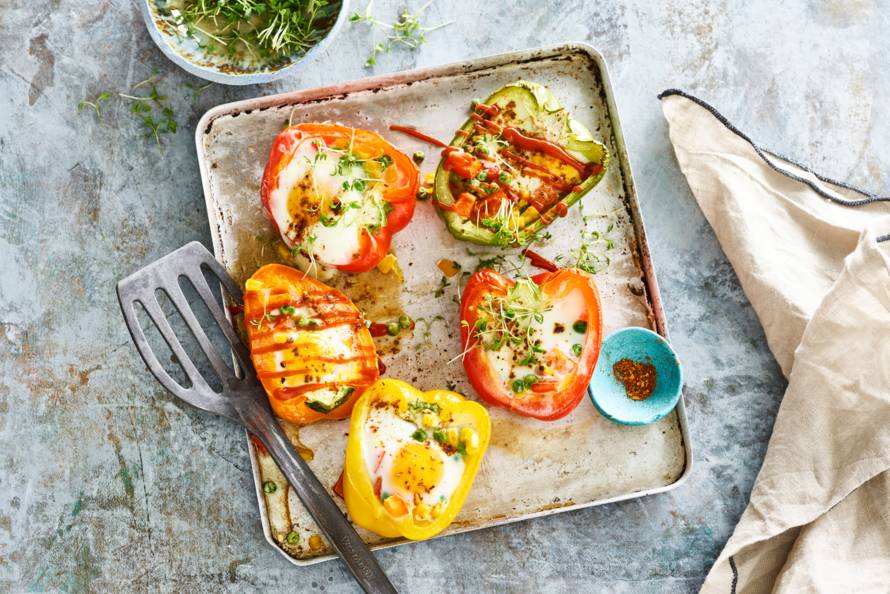 Gevulde ontbijtpaprika’s met henneneitjes