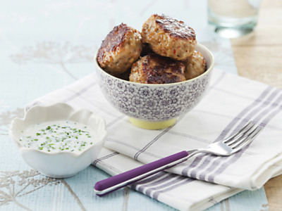 Kipgehaktballetjes met yoghurt-komkommerdip