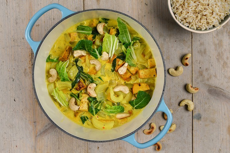 Curry met kurkuma tofu, cashewnoten en paksoi