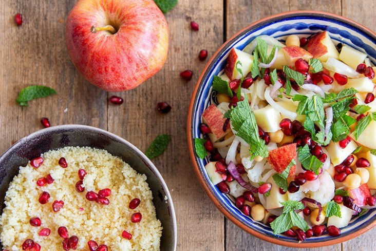 Kikkererwten-Couscoussalade met granaatappel en verse munt