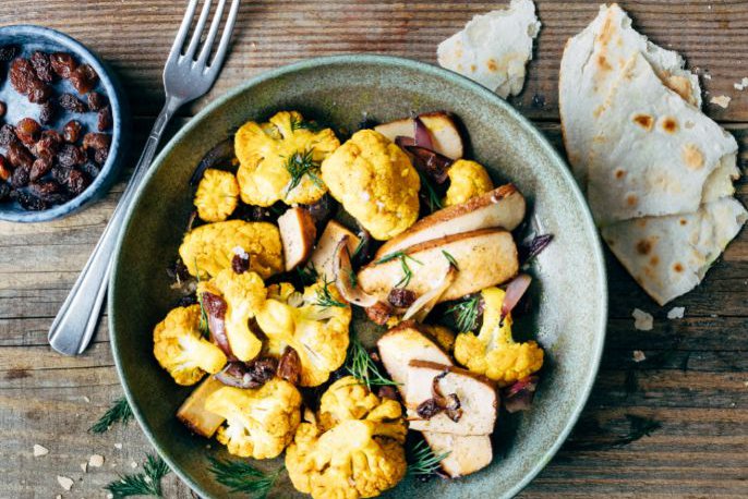 Lauwwarme geroosterde bloemkool met gerookte tofusalade