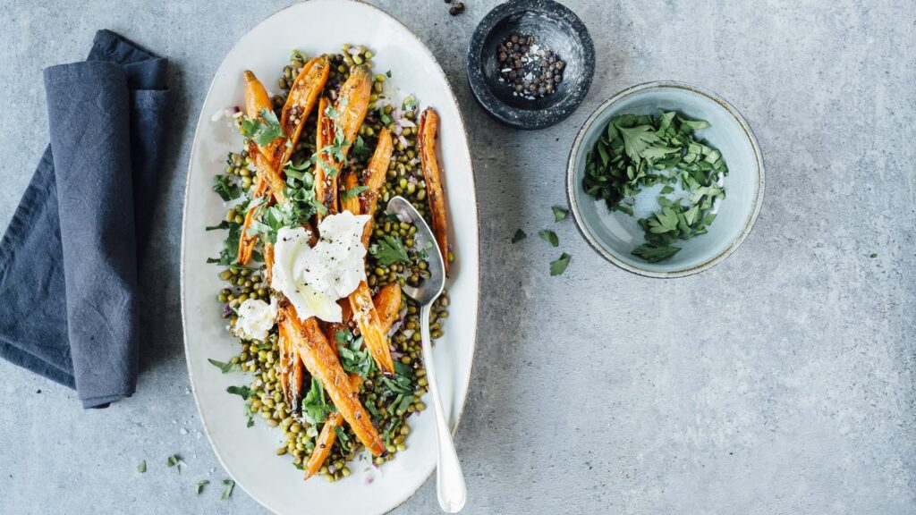 Mungbonen met geroosterde waspeentjes en labneh